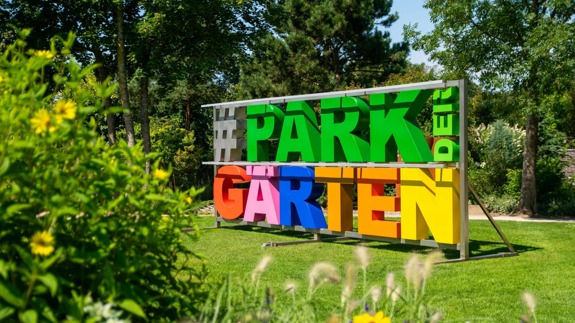 Farbenfroher Schriftzug im Park der Gärten