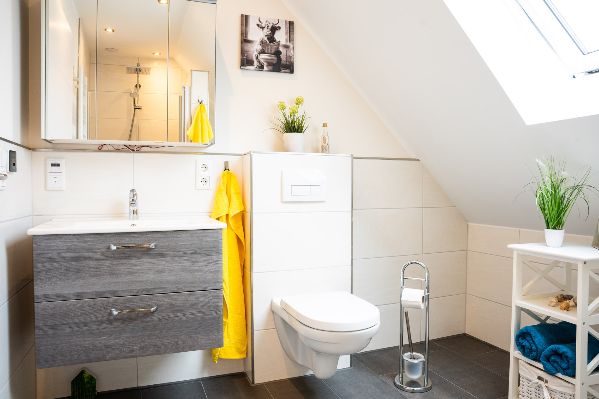 Helles Badezimmer unter dem Dach