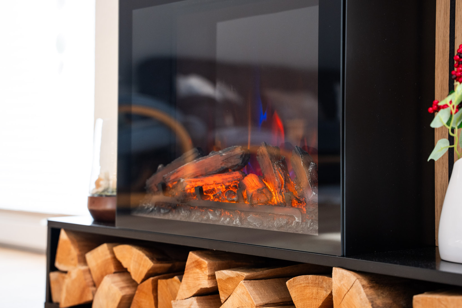 Elektrischer Kamin mit Holzablage